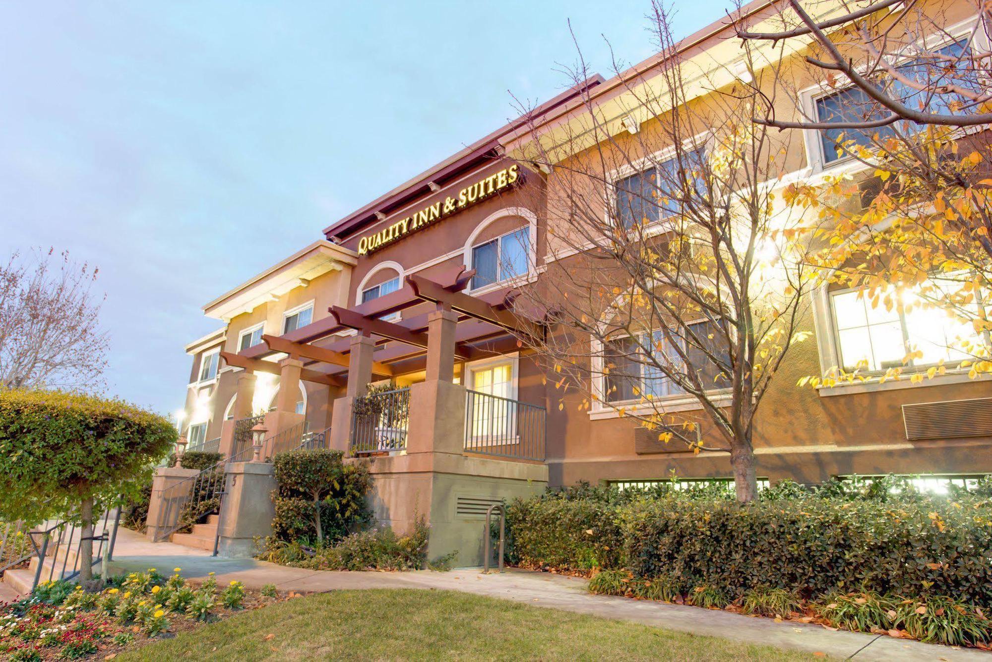 Holiday Inn Express & Suites Mountain View Silicon Valley By Ihg Exterior photo
